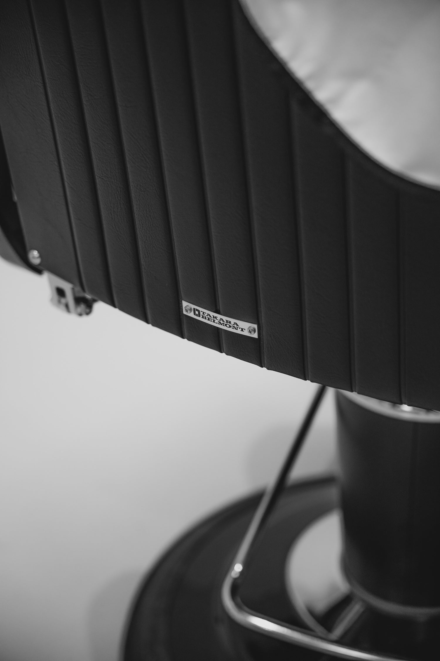 Apollo II Elite - Matte black barber chair with cast-iron frame